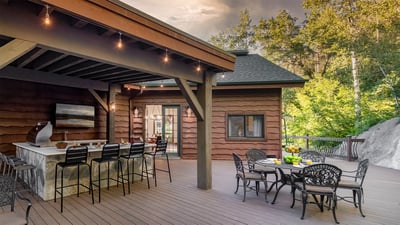Apex Lodge North Outdoor patio bar tv