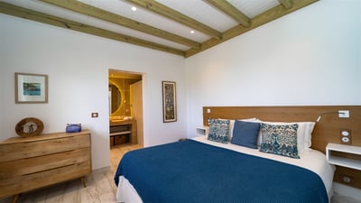 Bedroom 3: King size bed, air conditioning, HD-TV with American satellite and Apple TV. Adjoining ba