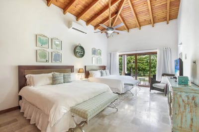 Luxury Villa Photo #31