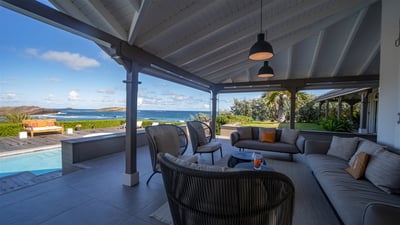 Outdoor Lounge & Dining Area: Outdoor lounge on the covered terrace, with a dining table for 8 guest