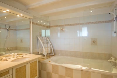 Luxury Villa Photo #32