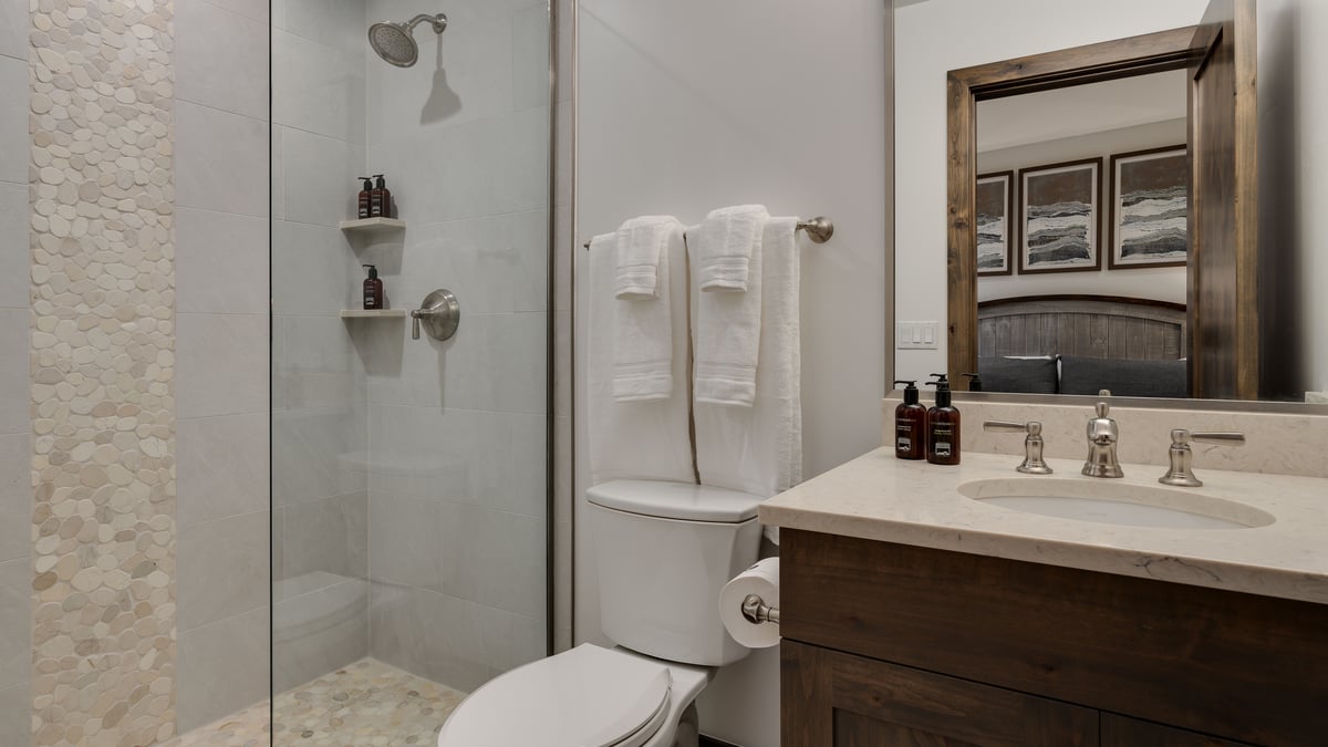 King ensuite on the lower level - Image 14