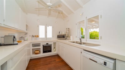 Kitchen & Dining Area: Fully equipped kitchen with electric oven, gas and vitro ceramic stove, micro