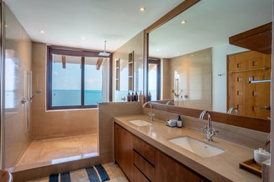 Luxury Villa Photo #26
