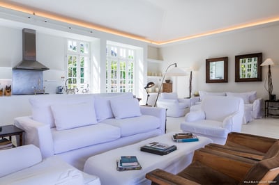 Living Area: Air conditioning, HD-TV with Apple TV, white lacquered wooden floor