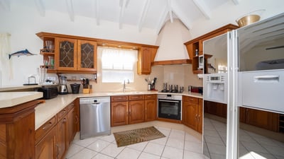 Kitchen: Fully equipped kitchen, ceiling fan, refrigerator with ice maker, oven, microwave, dishwash