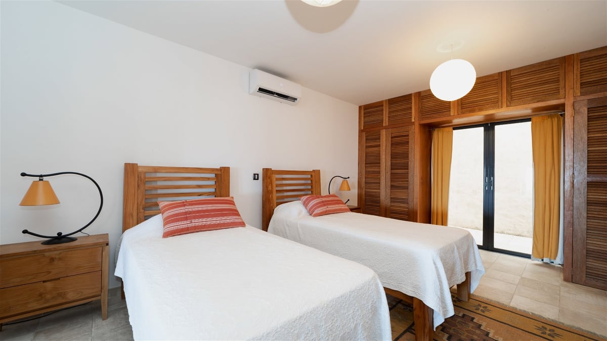 Bedroom 1: Located on the main level. Air conditioning, two twin beds (convertible into a king size  - Image 27