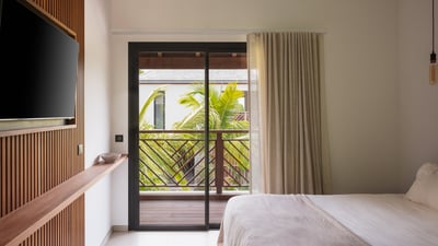Bedroom 1: On the upper level of the main building. Euro king size bed, air conditioning, HD-TV. En-