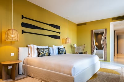 Bedroom 1: King size bed, air conditioning, HD-TV, Apple TV, safe, dressing room. En-suite bathroom,