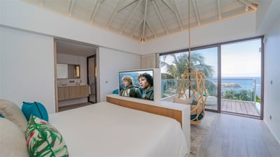 Bedroom 2: King size bed, air conditioning, HD-TV, dish network. Adjoining bathroom with Italian sho