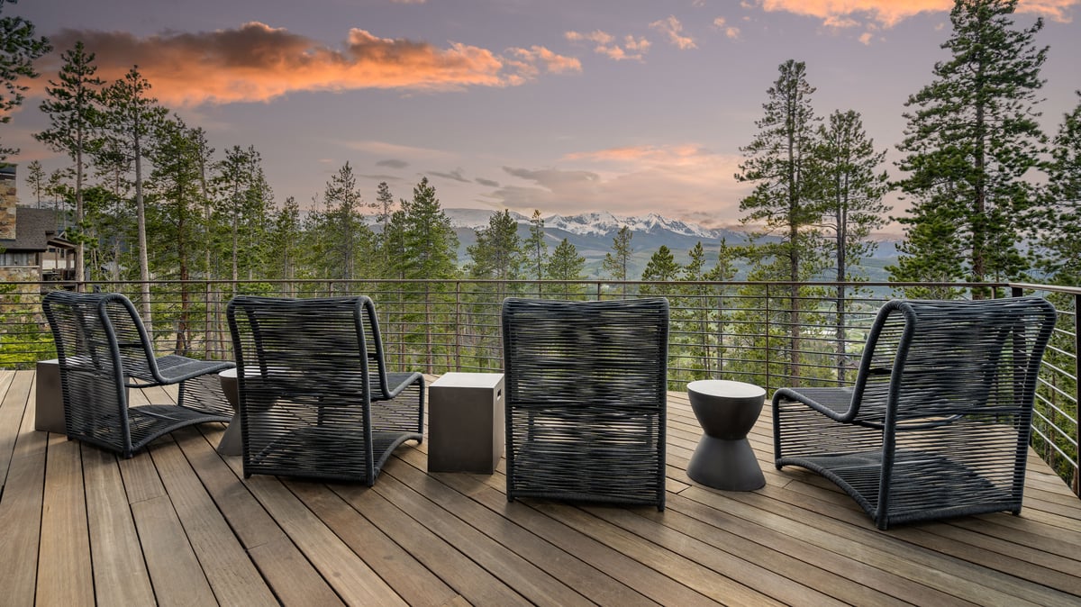 Deck seating with stunning views - Image 4