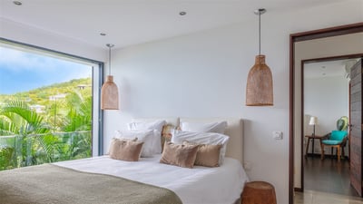 Bedroom 3: On the lower level. King size bed, air conditioning, ceiling fan, HD-TV, Apple 