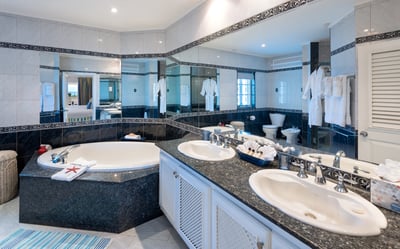 Luxury Villa Photo #16