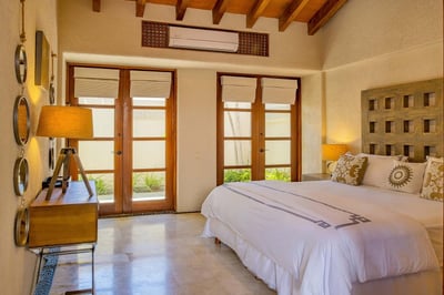 Luxury Villa Photo #30