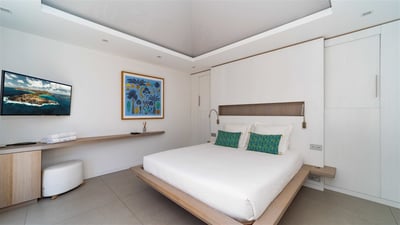 Bedroom 1: Located in a separate bungalow with access to the terrace. King size bed, air conditionin
