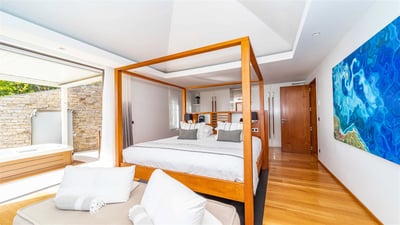 Bedroom 1: King size bed, air conditioning, ceiling fan, HD-TV, dish network, safe, dressing ro