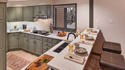 Glacier Lodge East - kitchen