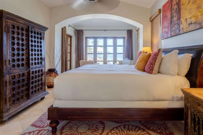 Luxury Villa Photo #17