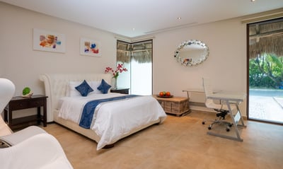 Luxury Villa Photo #32