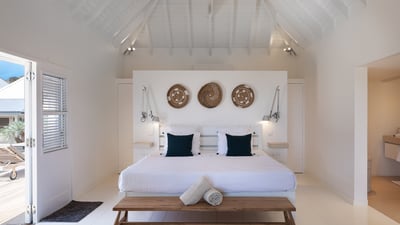 Bedroom 1: Euro King size bed, air conditioning, HD-TV, Apple TV, dressing room, programmable s