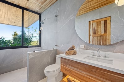 Main House Suite 3 Ensuite Bathroom – 2nd Floor
