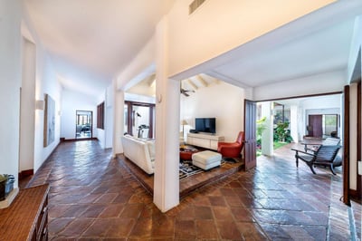 Luxury Villa Photo #17
