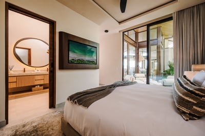 Suite 3 - King Bed, TV, AC