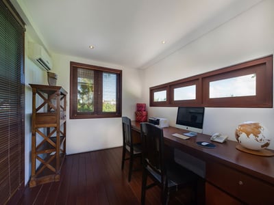 Luxury Villa Photo #17