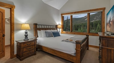 King suite, upper level