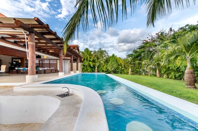 Luxury Villa Photo #4