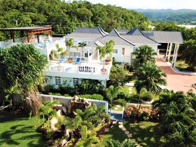 Luxury Villa Photo #3