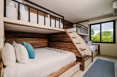 Bunk Room 6 - King & Full beds -Level 2
