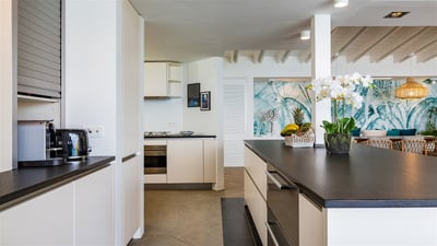 Kitchen: Fully equipped kitchen with a central island, four stools. Refrigerator, freezer, oven