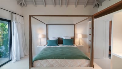 Bedroom 2: Located next to the living room, on the main level. King-size Bed, air-conditioning, ensu