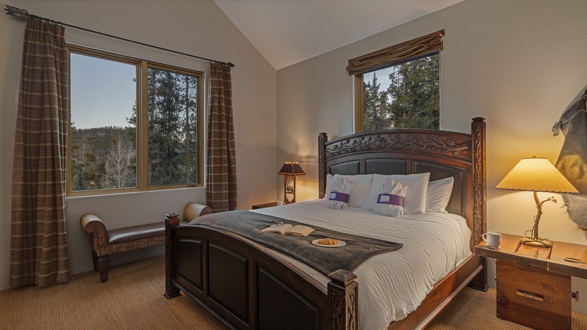 Alpenglow Peaks Lodge