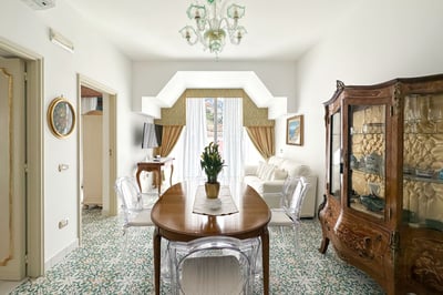 Luxury Villa Photo #23