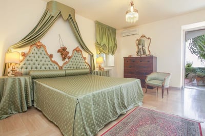 Luxury Villa Photo #17