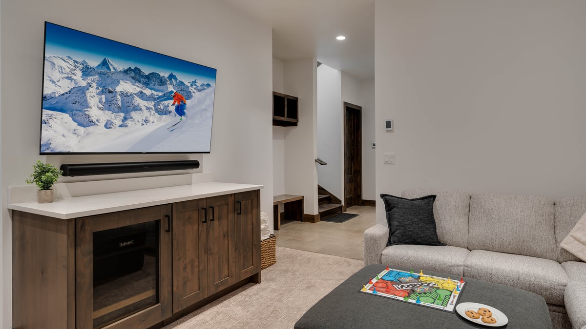 Family room with flat screen TV - Image 20
