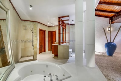 Luxury Villa Photo #52