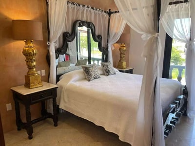 Luxury Villa Photo #30