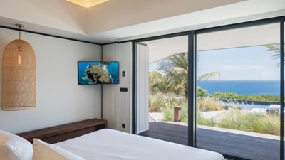 Bedroom 4: Air conditioning, king size bed, HD-TV with American satellite, safe. En-suite bathroom, 