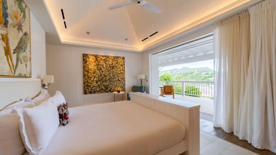 Bedroom 1: Located on the upper level. King size bed, air conditioning, ceiling fan, HD-TV, satellit