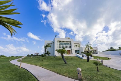 Luxury Villa Photo #3