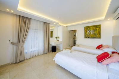 Luxury Villa Photo #29