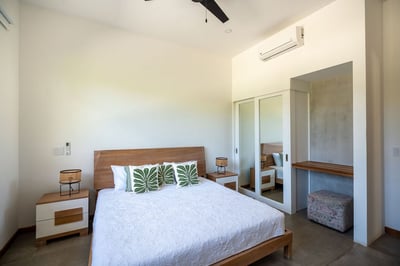 Main House – Suite 4: King Bed, AC & Closet