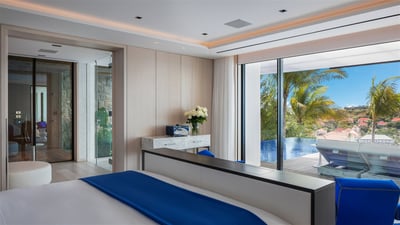 Bedroom 3: This suite is located on main level and has a direct access to the terrace and the pool. 