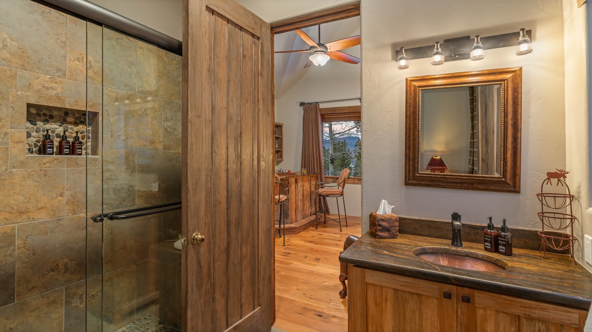 Alpenglow Peaks Lodge