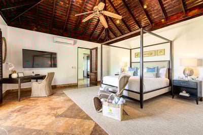 Luxury Villa Photo #23