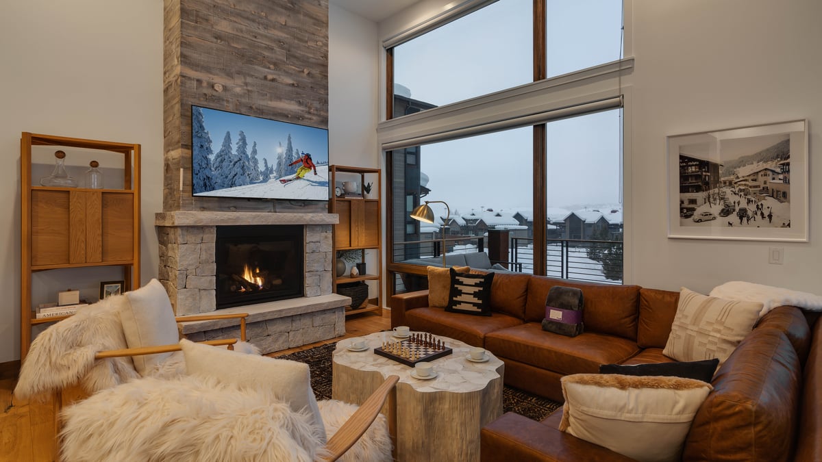 Great room with TV and fireplace - Image 1
