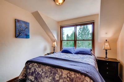 Ravens Bungalow upper level 2nd queen room